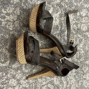 Stunning! Womens Bambu and black denim Highhill shoe! Size 7.